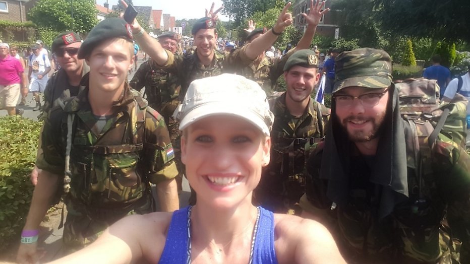 Militairen helpen Dionne Stax door Vierdaagse heen Militairen helpen Dionne Stax door Vierdaagse heen