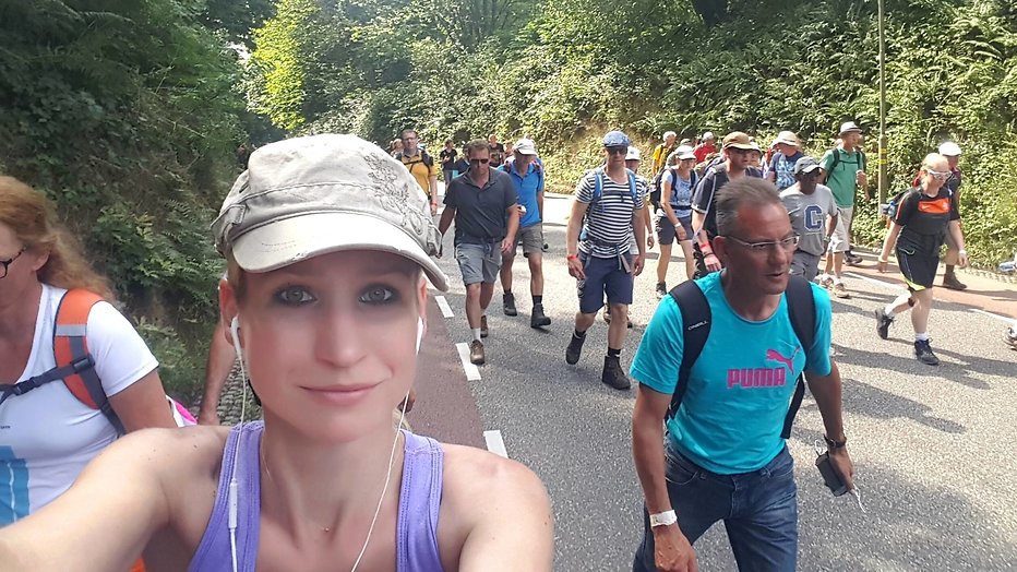 Dionne en Jamai hebben het zwaar tijdens Nijmeegse Vierdaagse Dionne en Jamai hebben het zwaar tijdens Nijmeegse Vierdaagse