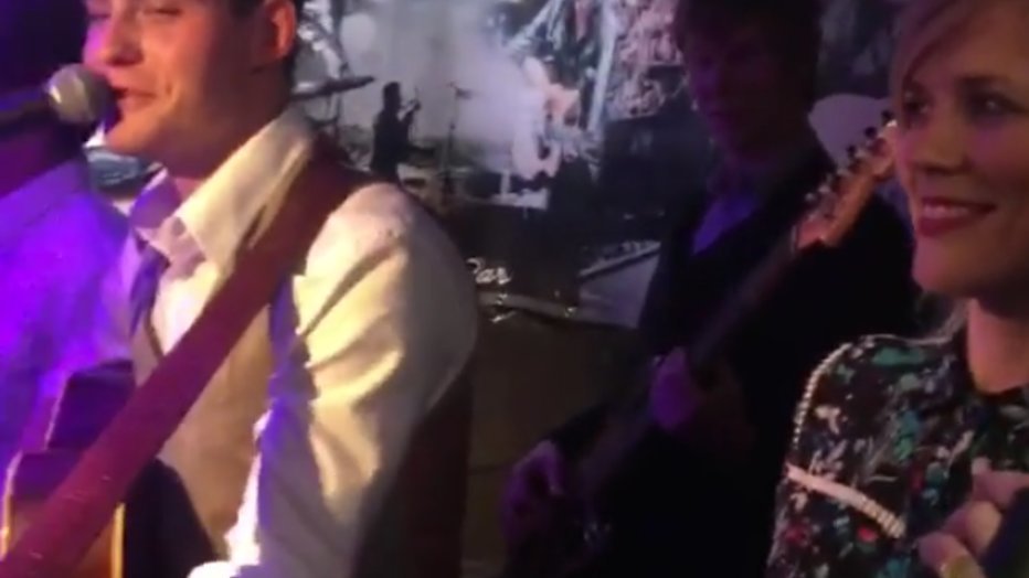 Videosnack: Douwe Bob en The Common Linnets zingen Slow Down Videosnack: Douwe Bob en The Common Linnets zingen Slow Down