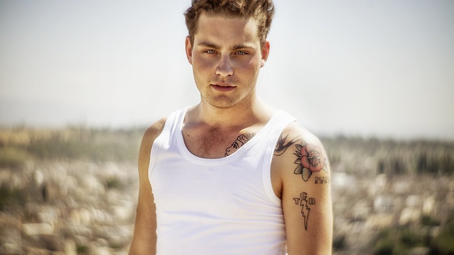 En Douwe Bob heeft alweer een nieuwe tatoeage