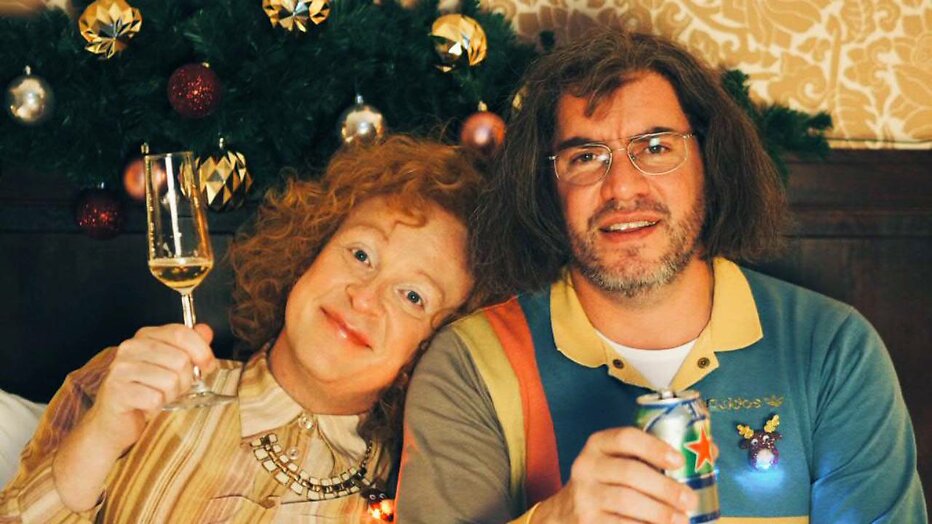 Typetjes Fred en Ria in kerstoutfit.