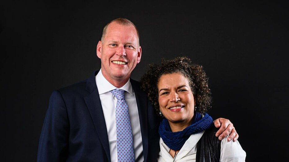 Rector Eric van 't Zelfde en kickbokser Lucia Rijker die Dream School verder helpen.