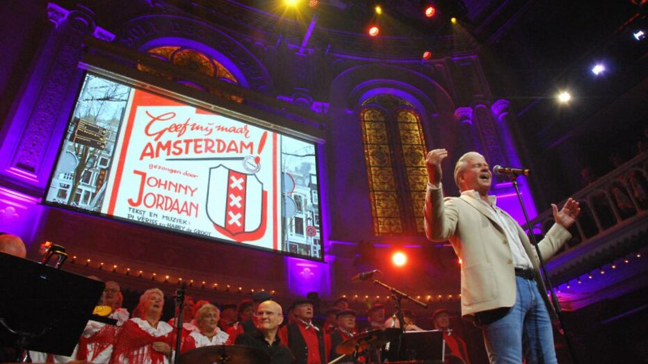 Dries Roelvink brengt ode aan Johnny Jordaan.