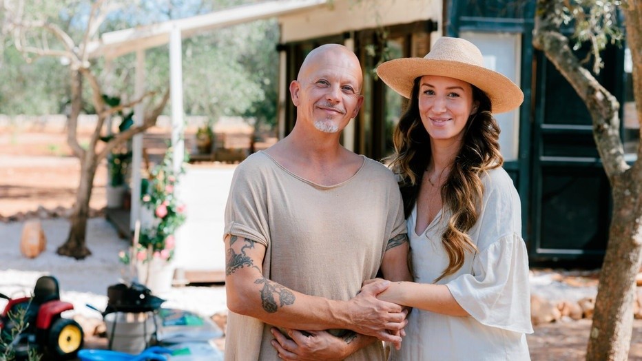 Jacobien en Arjen voor Daar Gaan Ze Weer