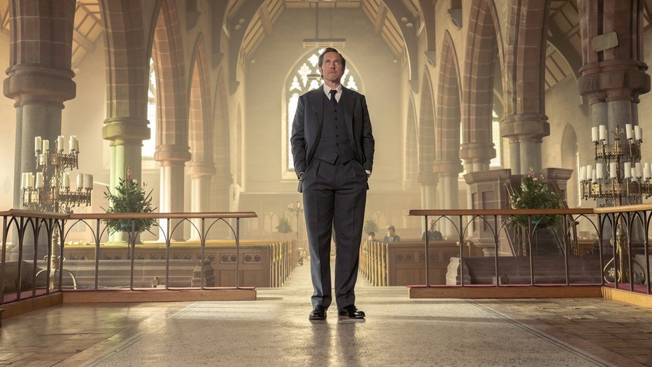 Bertie Carvell als Adam Dalgliesh 