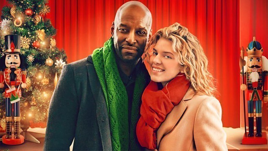 Colin Lawrence en AnnaLynne McCord in Dancing Through Christmas