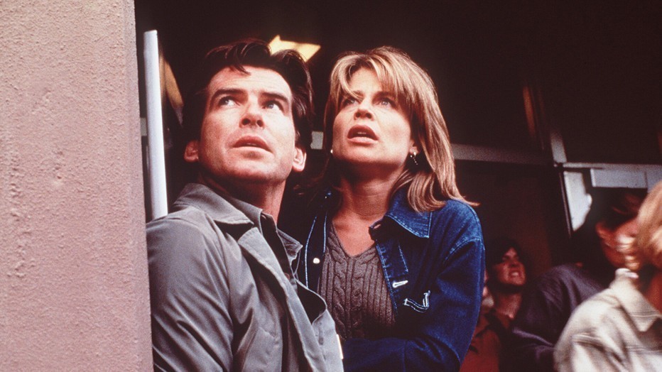 Pierce Brosnan en Linda Hamilton in Dante's Peak Pierce Brosnan en Linda Hamilton in Dante's Peak