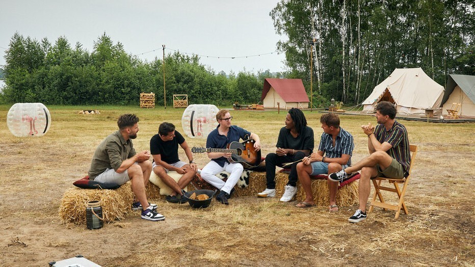 Jan Smit, Jeangu Macrooy en Dave von Raven in De 3 Sterren Camping Jan Smit, Jeangu Macrooy en Dave von Raven in De 3 Sterren Camping
