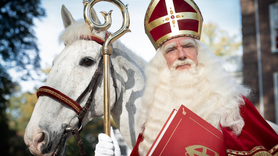 Sinterklaas en zijn Pieten zetten voet aan wal op Texel tijdens de feestelijke Intocht van Sinterkla