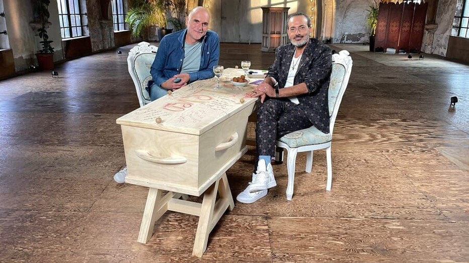 Leo Blokhuis met Kefah Allush voor De Kist Leo Blokhuis met Kefah Allush voor De Kist
