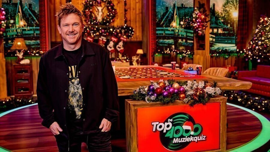 Johnny de Mol voor De Top 4000 Muziekquiz