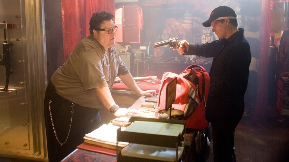 John Goodman als Bones Darley en Kevin Bacon als Nick Hume in Death Sentence John Goodman als Bones Darley en Kevin Bacon als Nick Hume in Death Sentence