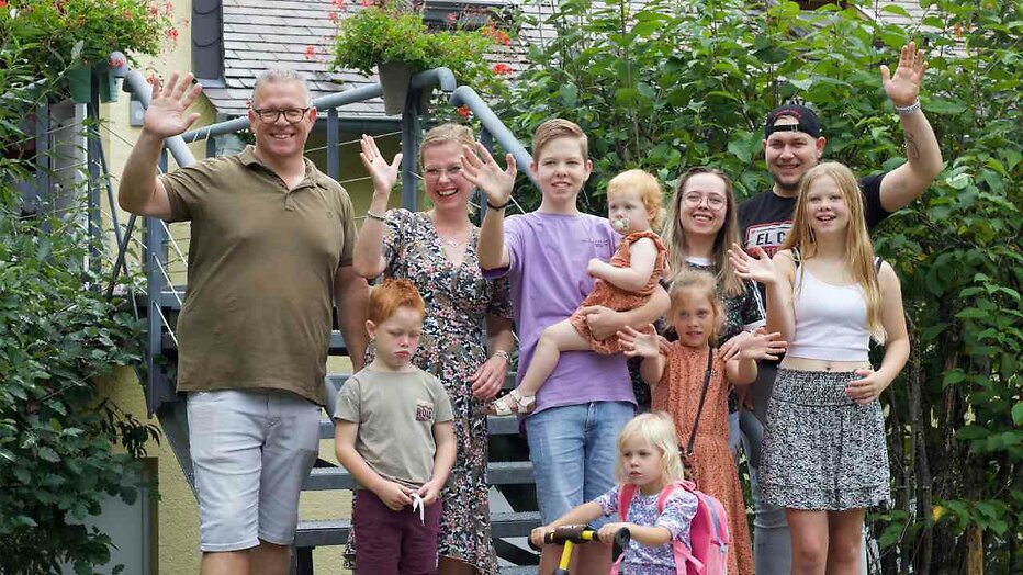 De familie Kraan voor Een Huis Vol Emigreert