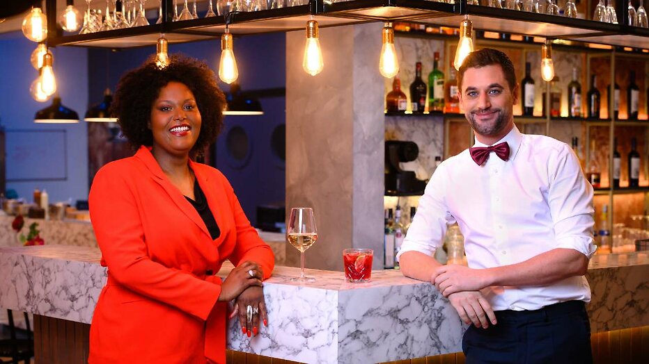 Denice Dest en barman Victor Abeln in First Dates Denice Dest en barman Victor Abeln in First Dates