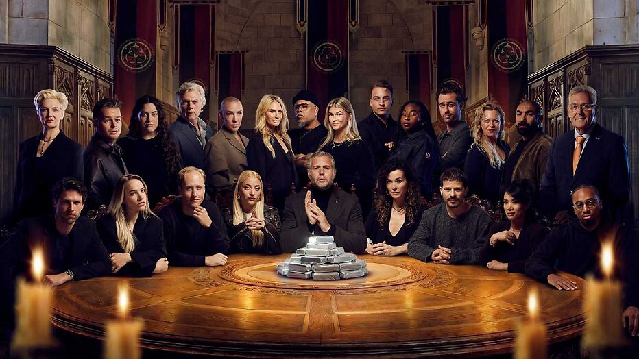 Kandidaten met presentator Tijl Beckand voor De Verraders