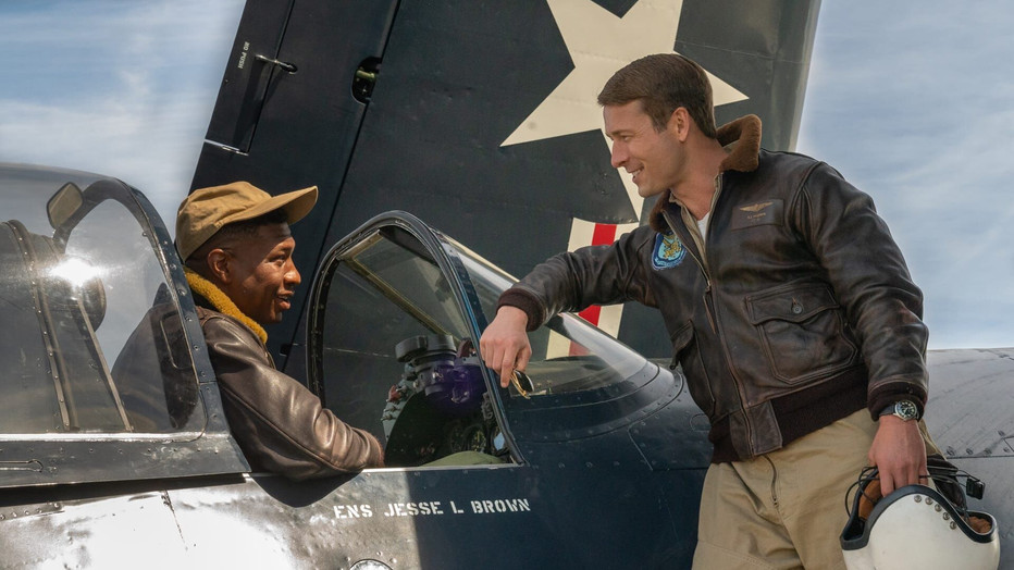 Jonathan Majors en Glen Powell in Devotion