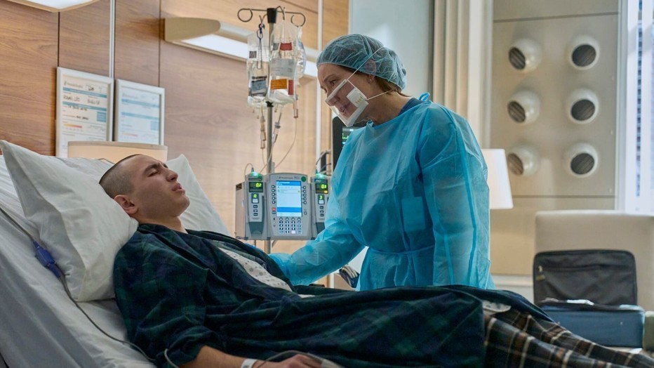 Caleb Malis en Molly Parker in Doc