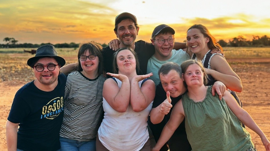 Dieter Coppens met deelnemers Down the Road seizoen 7