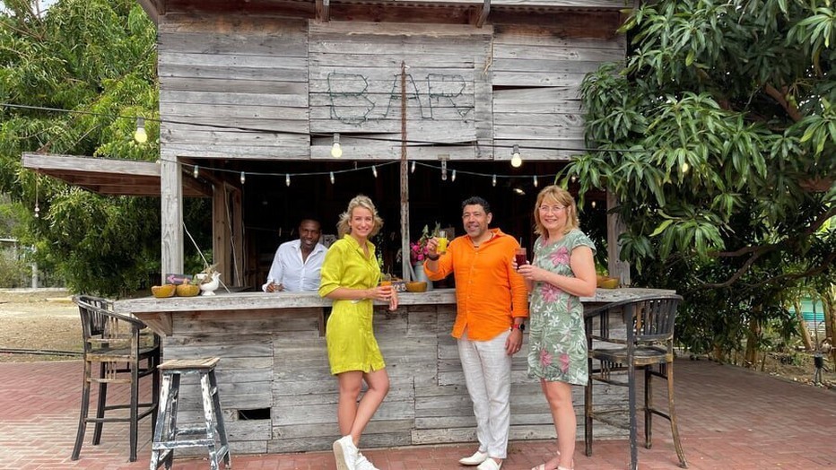 Dionne Stax met Juan en Christine voor Droomhuis Gezocht Dionne Stax met Juan en Christine voor Droomhuis Gezocht