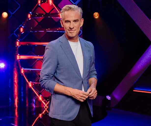 Art Rooijakkers keert terug op tv na stemband-operatie: 'Ga goed voor mijn stem zorgen'