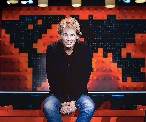 Matthijs van Nieuwkerk praat met Coen Verbraak over mogelijk interview over het grensoverschrijdende gedrag bij DWDD