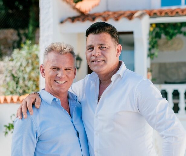 Aadje en Richard bereiden hun bruiloft voor in Daar Gaan Ze Weer