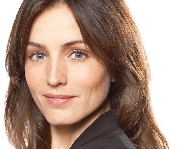 Daphne Bunskoek speelt talkshowpresentator in De Fractie