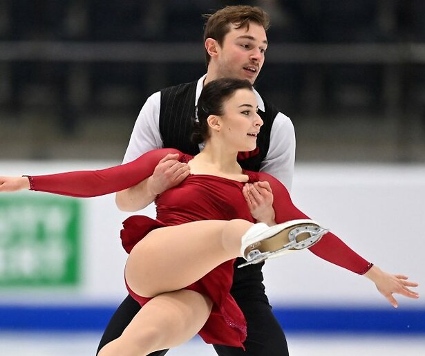 Mannen en paren strijden verder tijdens WK Kunstrijden