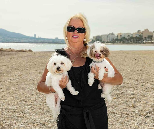 Angela de Jong rekent af met mama Mo: 'narcistisch takkewijf'