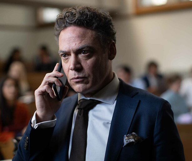 Fedja van Huêt speelt 'roofdier' in dramaserie De F*ckulteit: 'Een interessante rol' 