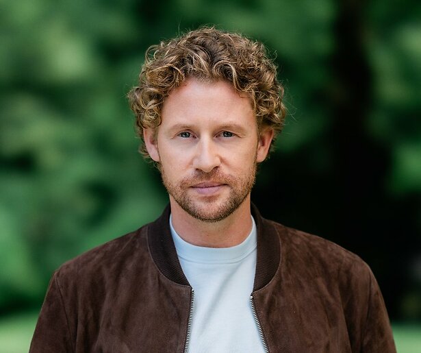 Ewout Genemans enorm onder de indruk van nieuw seizoen De Jeugdkliniek: ‘De jongeren zijn zo openhartig’