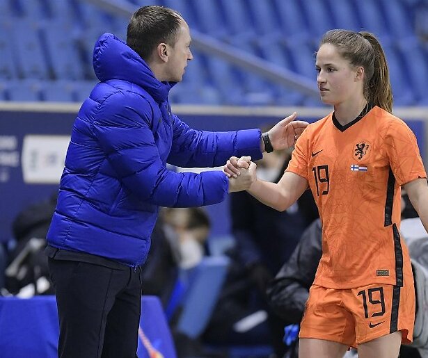 De Oranjeleeuwinnen voetballen tegen Cyprus