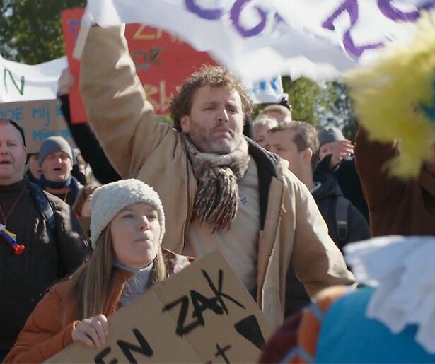 Gisteren in Het Sinterklaasjournaal: de Pieten krijgen te maken met een demonstratie