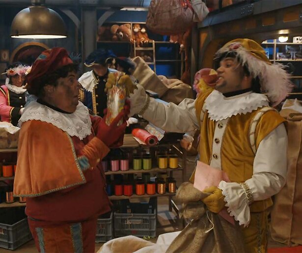 Gisteren in Het Sinterklaasjournaal: de Pieten vechten om de laatste cadeautjes