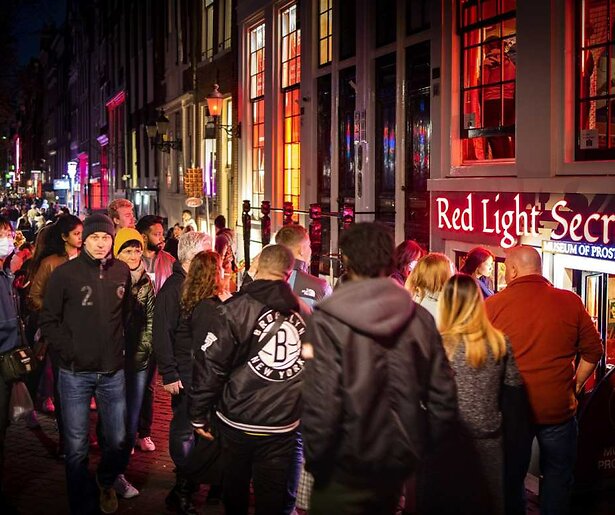 De serie Bij Ons op de Wallen portretteert kleurrijke types in de Rosse Buurt