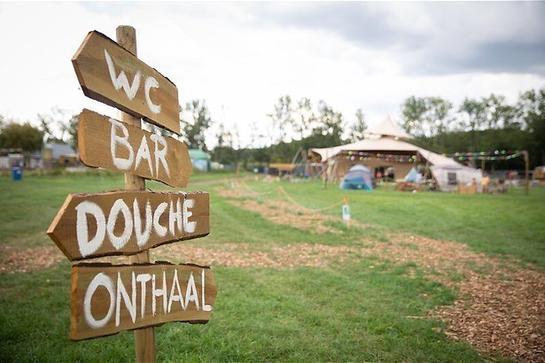 Reality: Er moeten wandelpaden gemaakt worden op de camping