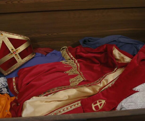 Gisteren in Het Sinterklaasjournaal: Sinterklaas trekt zijn kleren uit en verdwijnt