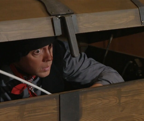 Gisteren in Het Sinterklaasjournaal: de mysterieuze man weet waar Het Grote Boek is