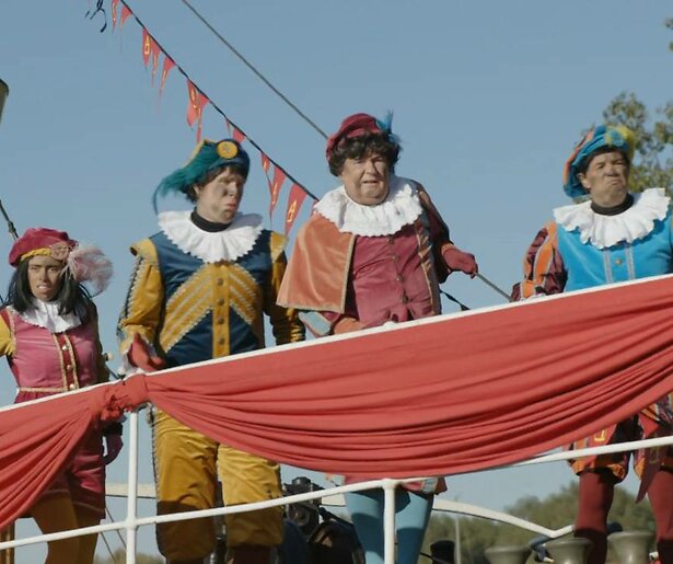 Gisteren in Het Sinterklaasjournaal: stoomboot alwéér vast voor een brug 
