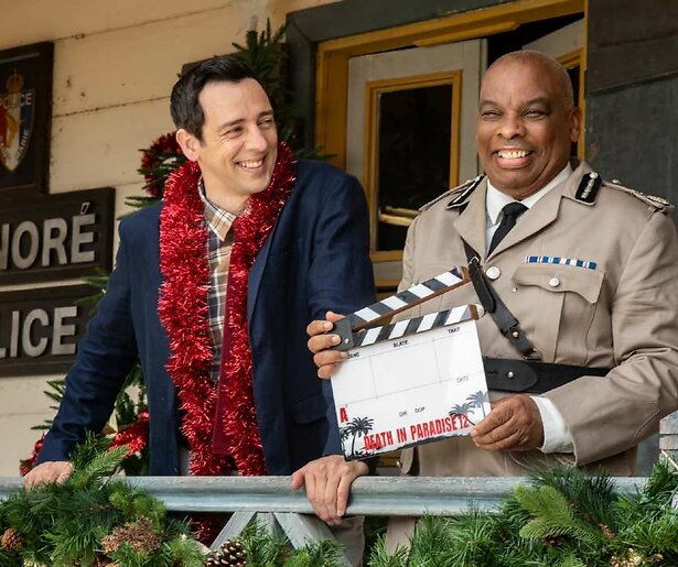 Maak je klaar voor een tropische kerst met de hitserie Death in Paradise bij BBC First
