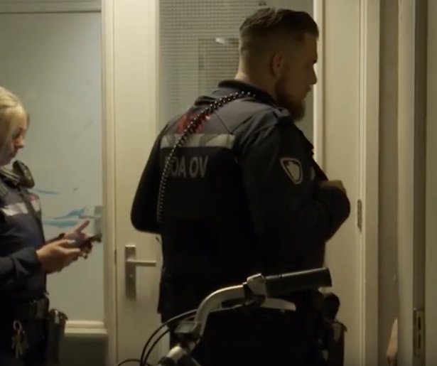 Videosnack: Zwartrijder gaat door het lint in De Handhavers