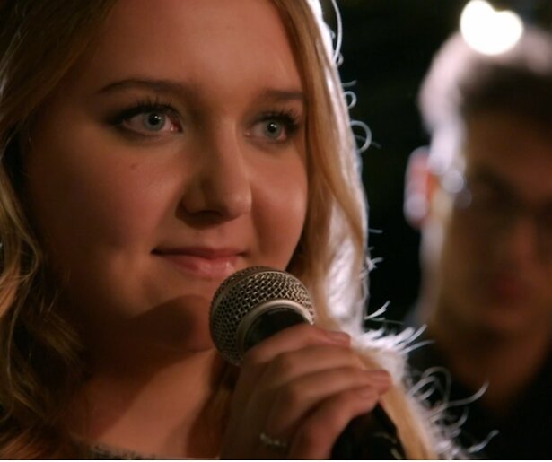 Zien: GTST-ster Noa Zwan zingt kerstklassieker Have Yourself A Merry Little Christmas