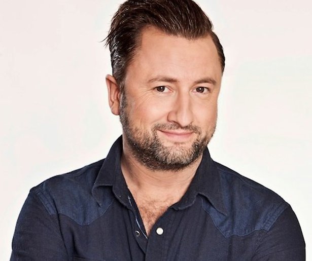 Dennis Weening laat pasgeboren dochtertje zien