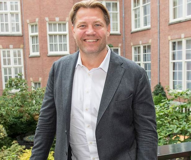 Dennis van der Geest voor SBS6 op bezoek bij vrije geesten