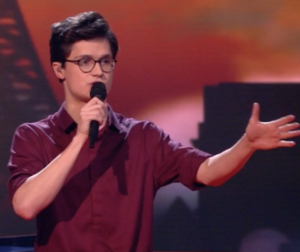 Videosnack: Dennis zingt She voor zijn vriendin