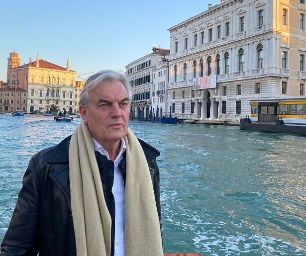 Derek de Lint debuteert als presentator in In Levenden Lijve: 'Ik vond het spannend'