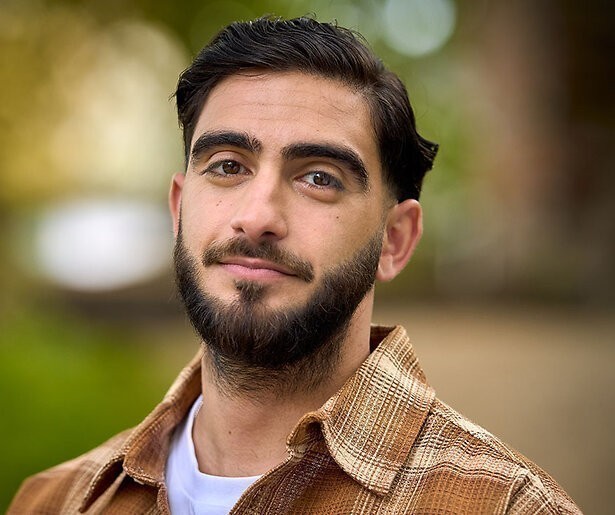 Reza probeert Suus te steunen in Dertigers