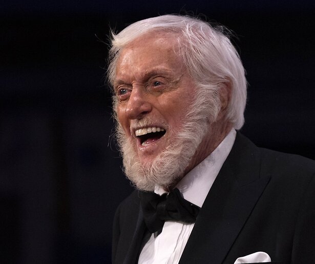 Dick van Dyke (98) pakt record als oudste Daytime Emmy-winnaar