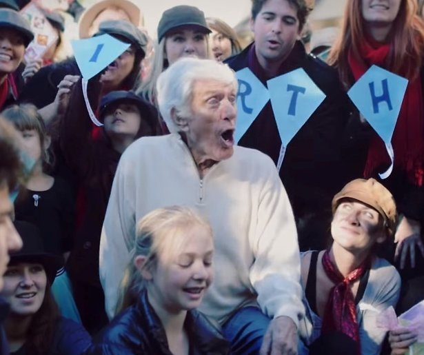YouTube-hit: Flash mob voor jarige Dick van Dyke