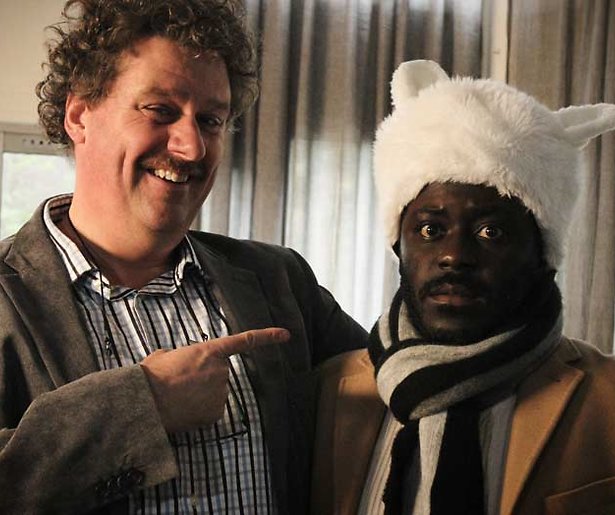 Schooldirecteur Anton (Diederik Ebbinge) werkt aan satirische show